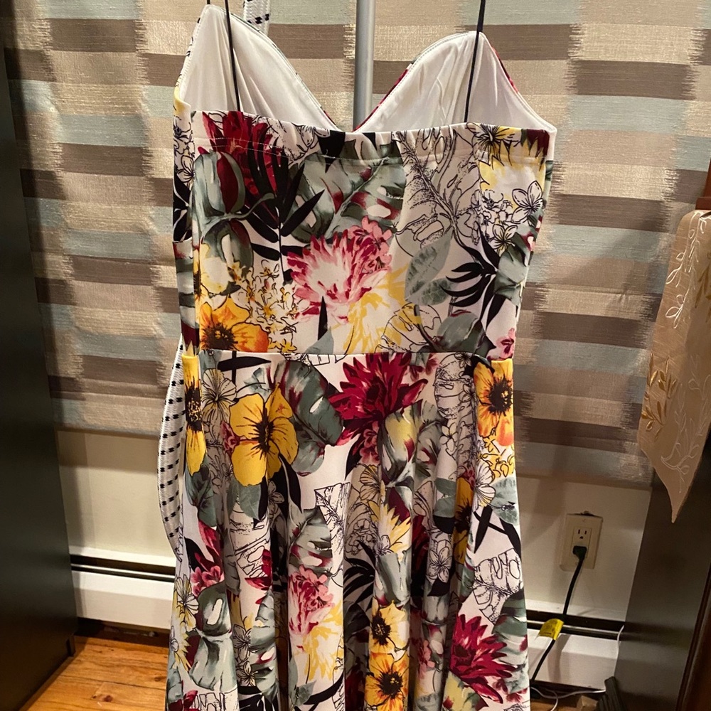 Thin strap floral dress- midi - Picture 2 of 3